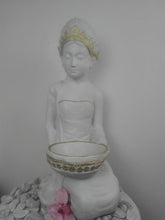 Load image into Gallery viewer, Lady with bowl kneeling 65cm